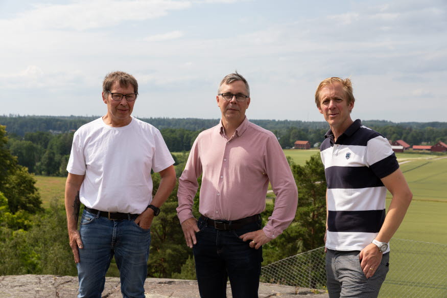 Från vänster ser du: Christer Sundqvist (M), Johan Söderberg (S) och Markus Mellstrand, projektledare uppe på toppen av gatstuberg med vyerna över Djulö bakom sig. 