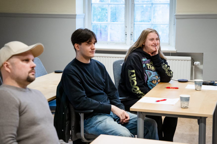 Tre studenter i ett klassrum