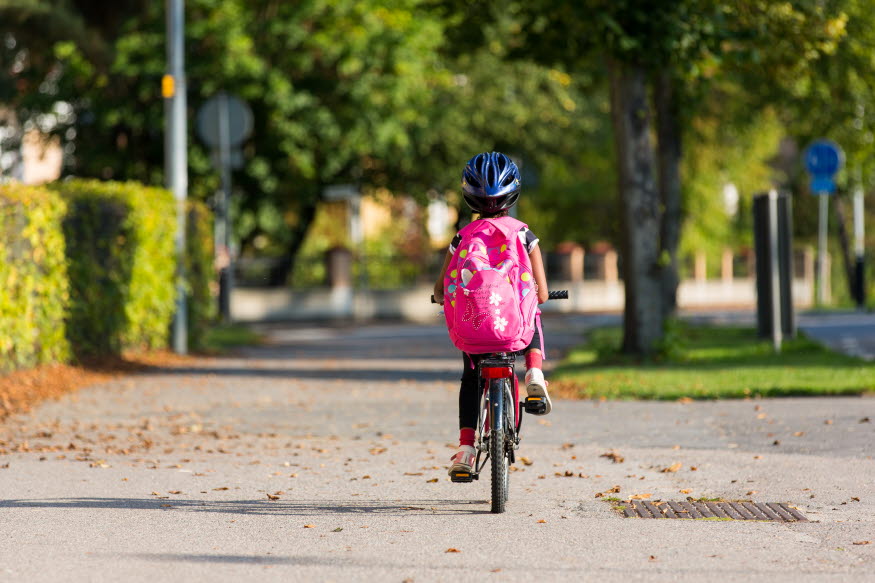 Barn som cyklar till skolan.