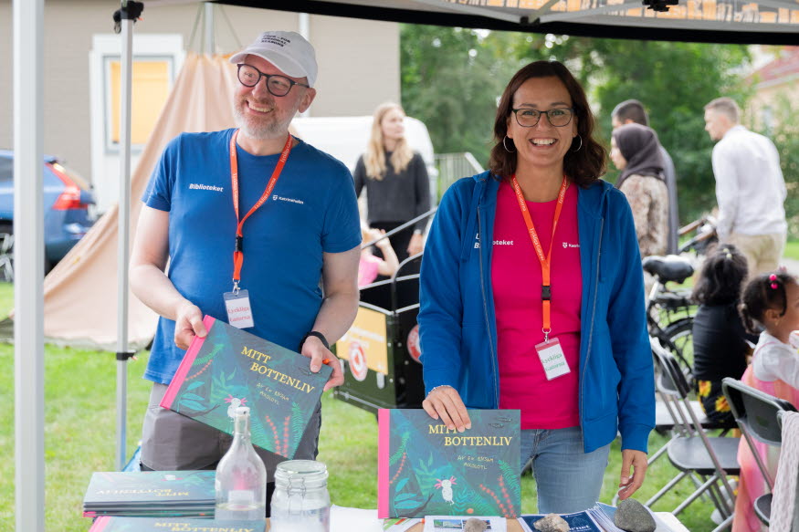 Två personer i ett tält. 