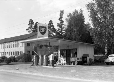 : BP Bensinstation. Vingåkersvägen 16.1956