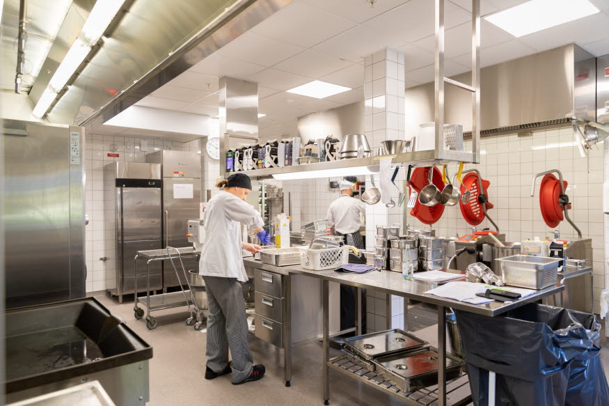 Två personer i ett storkök.