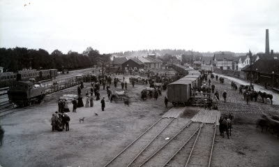 Banområdet Lastkajen mot öster med gamla lokstallarna väster om körbron. vid fältmanövern 1902