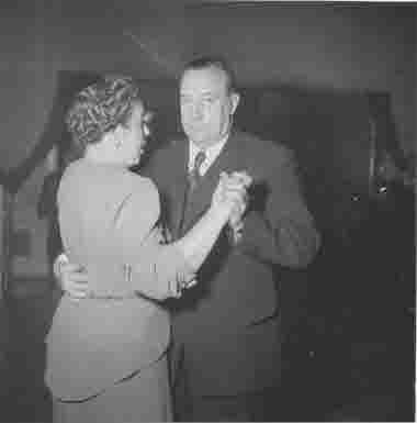 Socialsyssloman Edvin Stigberg tråder dansen med sin fru vid stadens julfest Stadshotellet 1947