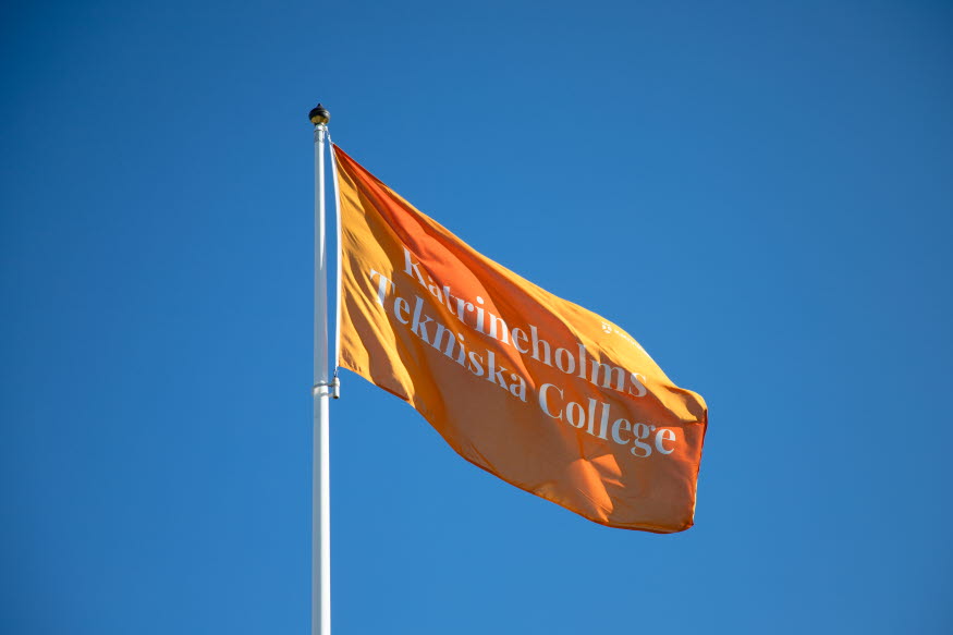 En orange flagga med texten: Katrineholms tekniska college.