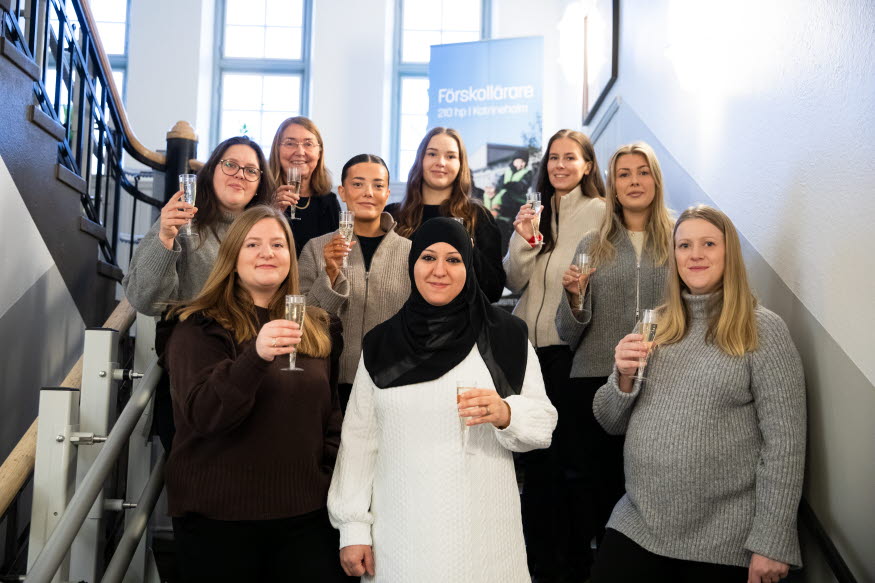 En grupp studenter i en trappa. 