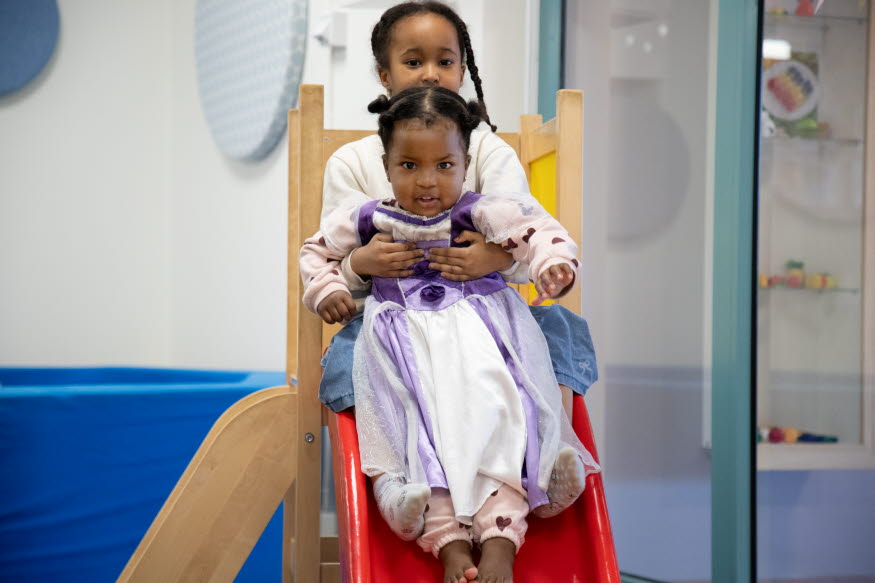 Barn som åker rutschkana.