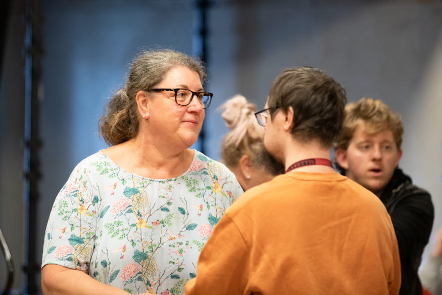 En kvinna och en man dansar med varandra. 