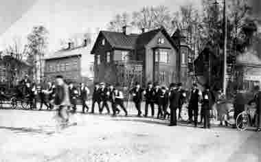 Djulögatan - Landsvägsgatan, senare Vasavägen. Katrineholms - Typograferna startar gångtävling år 1918