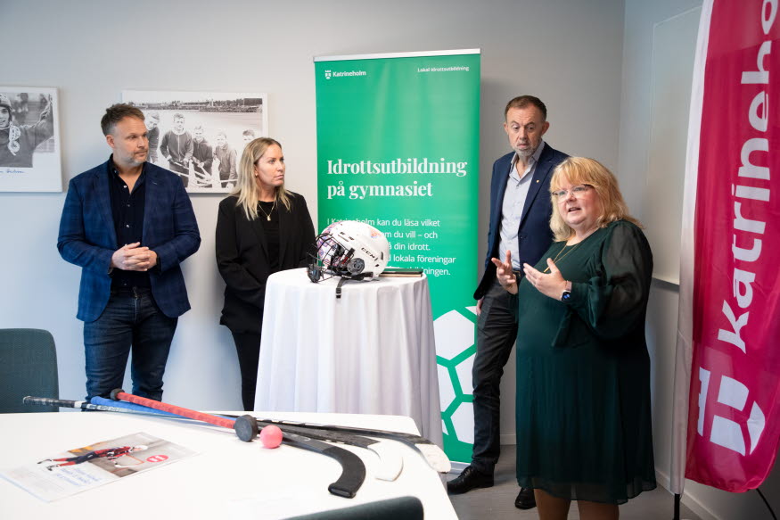 Fyra personer står upp och presenterar. 