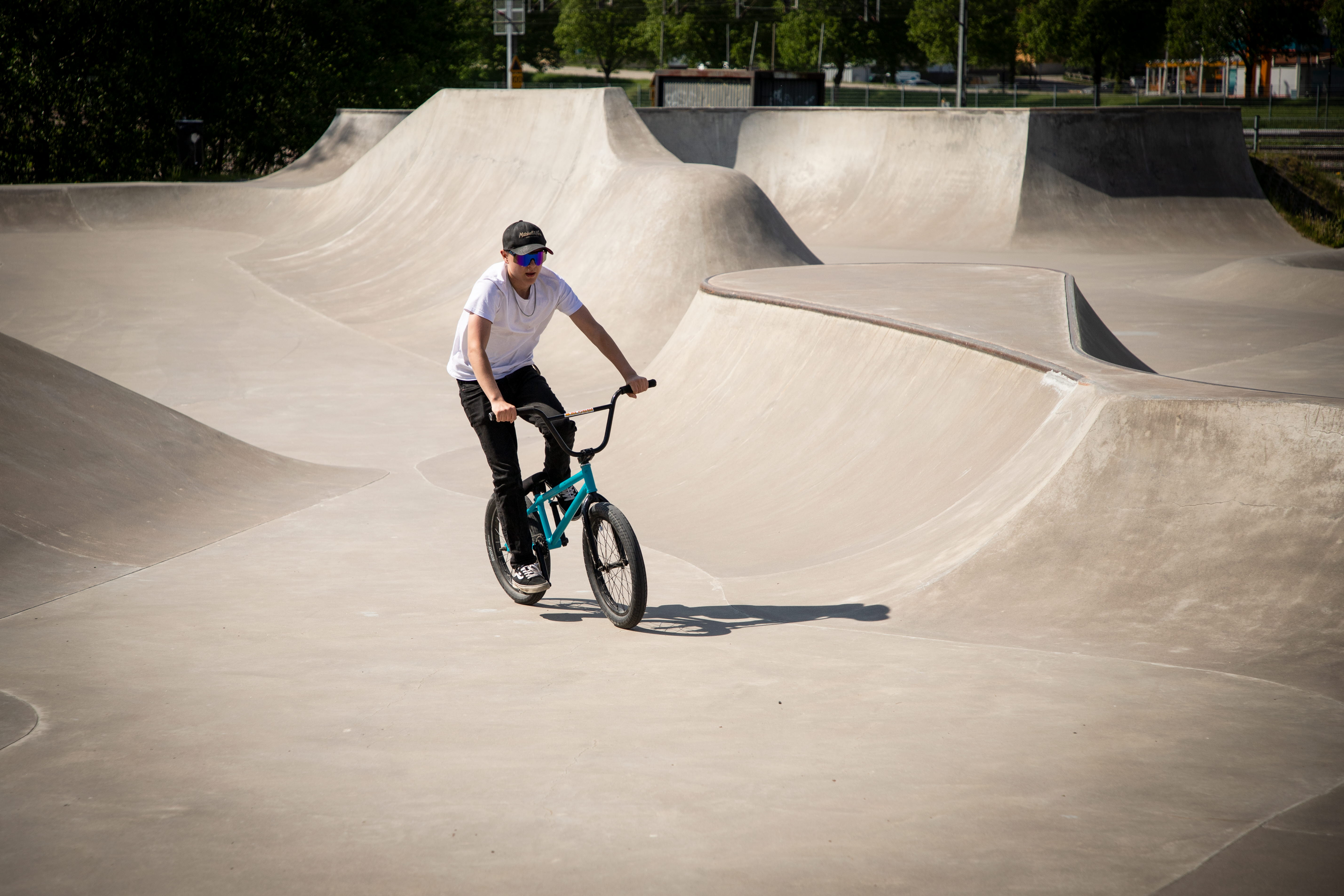 En person cyklar i skateparken.