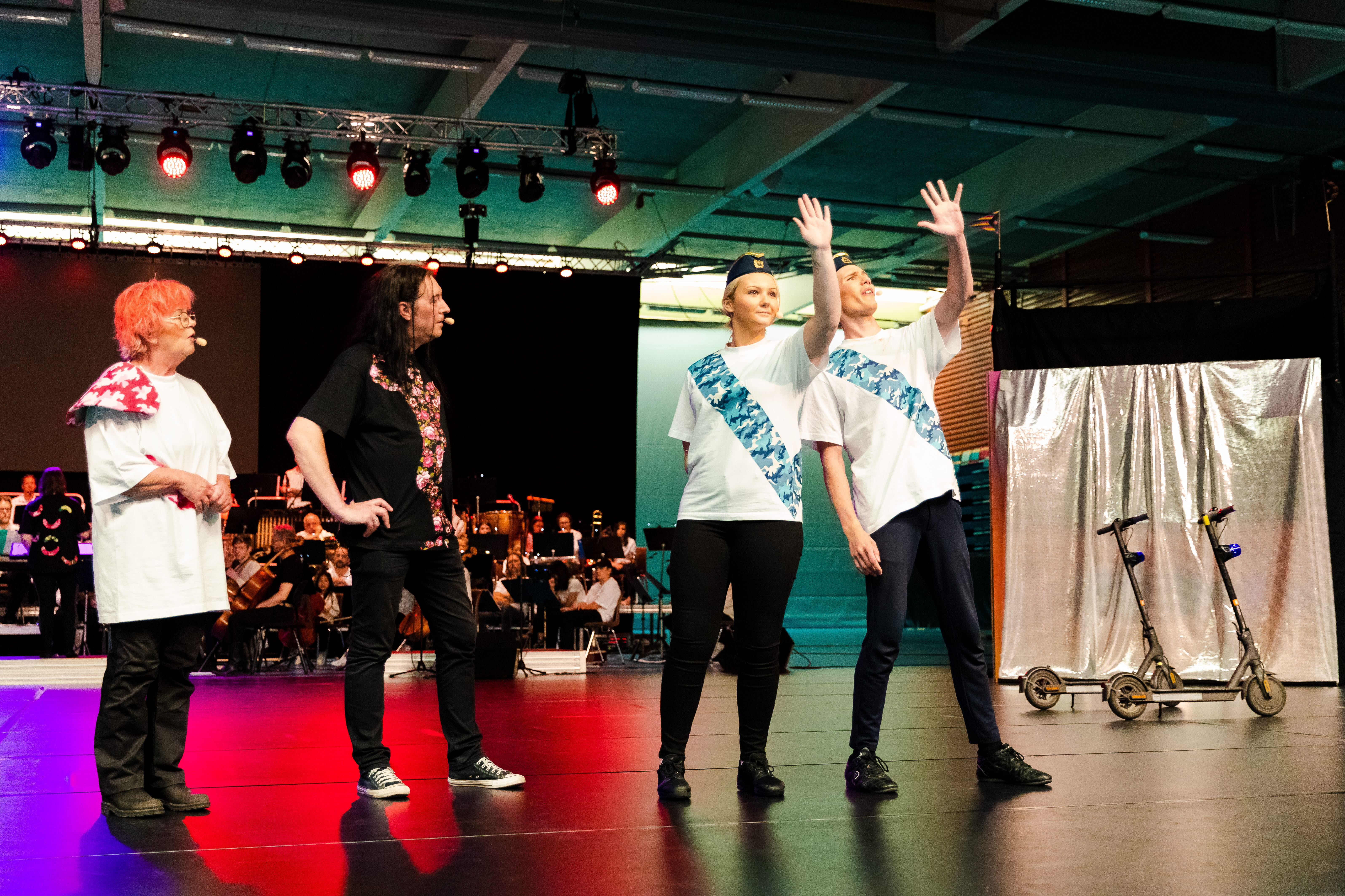 Bild på två poliser från Kulturskolans föreställning ArtCraft med på bilden är även 2 till skådespelare från föreställningen