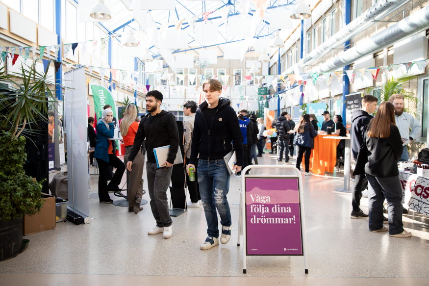 Elever i en mässhall. 