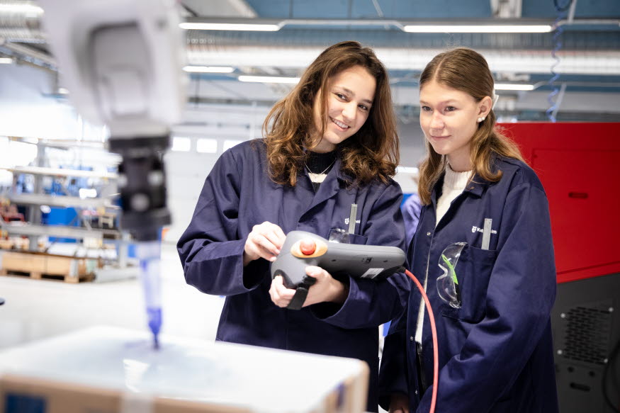 Elever på teknikprogrammet samarbetar med en uppgift