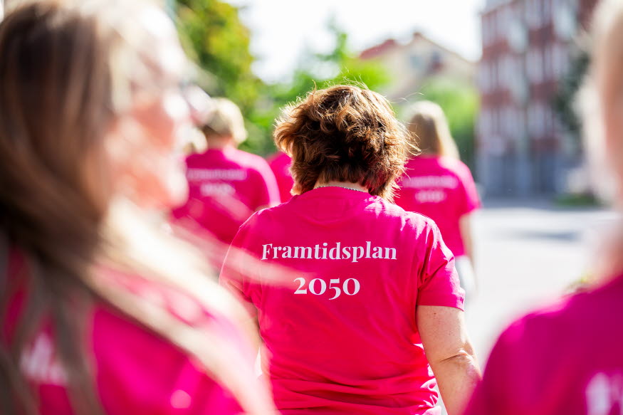 En person med rosa tröja går i grupp. På ryggen står det "Framtidsplan 2050".