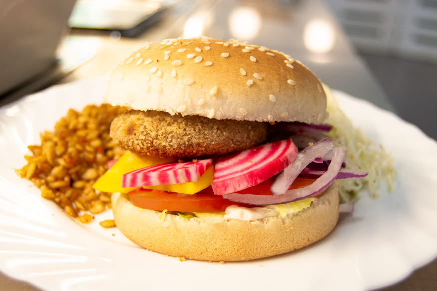 En färgglad hamburgare.