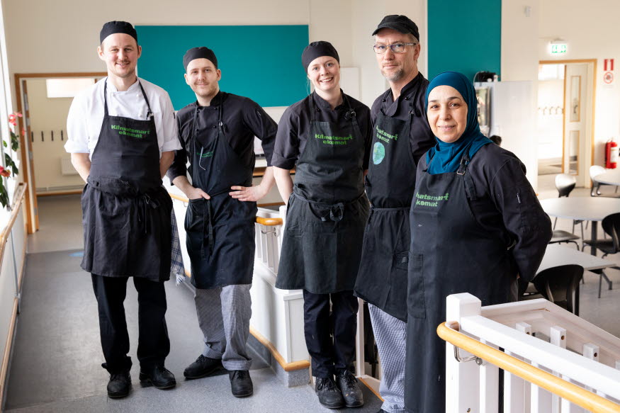 Fem kockar i ett storkök. 