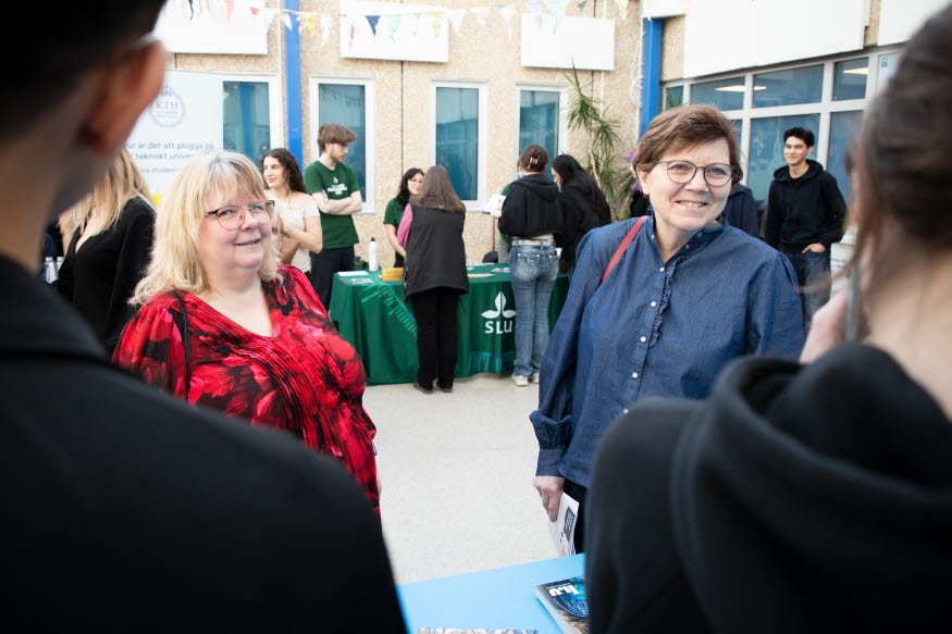 Människor på en mässa. 