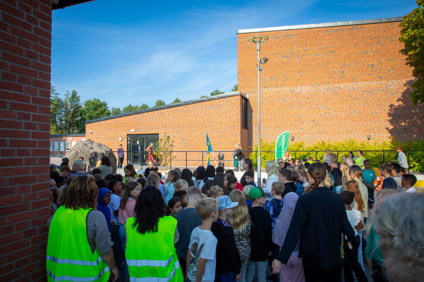 Invigning på Skogsborgskolan med elever och personal.