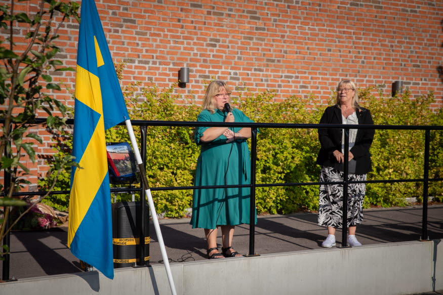 Bildningsnämnens ordförande Ulrica Truedsson (S) och Skogsborgsskolans rektor Helena Boman håller tal.