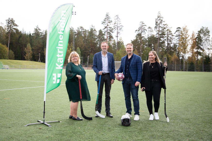 Fyra personer på en fotbollsplan. 