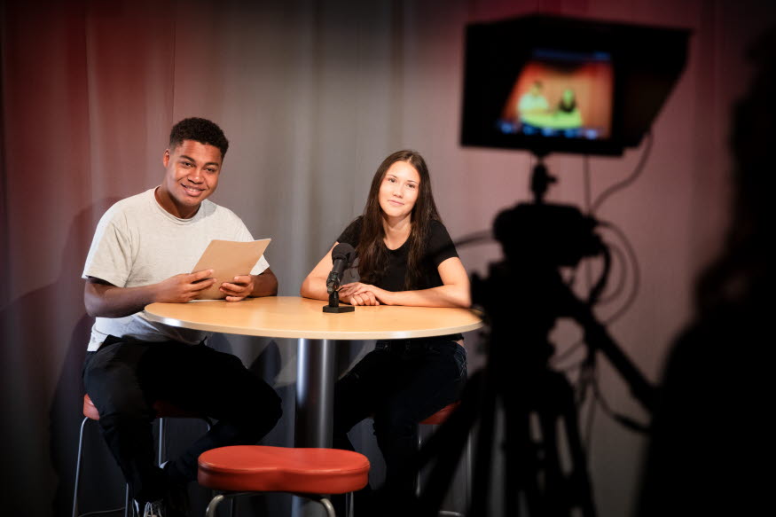 Två personer i en tv-studio