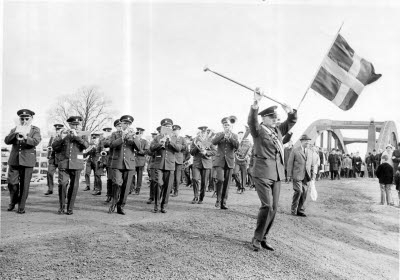Jakob Perman. Blåskåren passerar gamla körbron mot Trädgårdsgatan år 1966 då Svenska flaggan första gången bäres med i Maj i by. Tamburmajor är Arne Welander, bakom musiken
